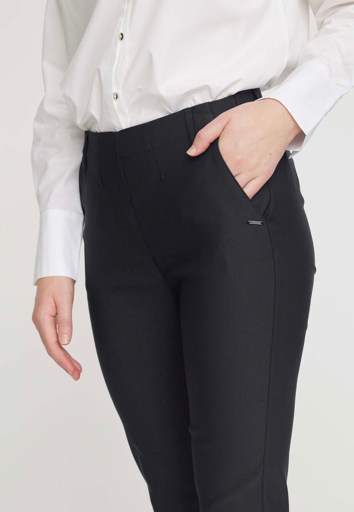 Elizabeth Slim Crop - Black