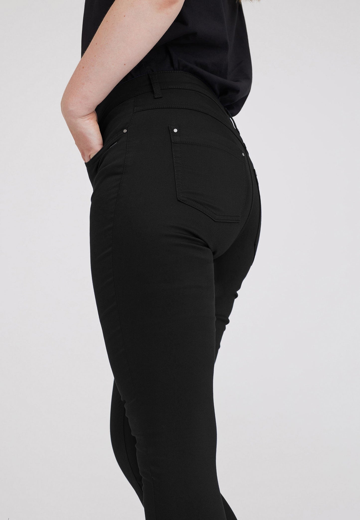 Laura Slim - Medium Length - Black